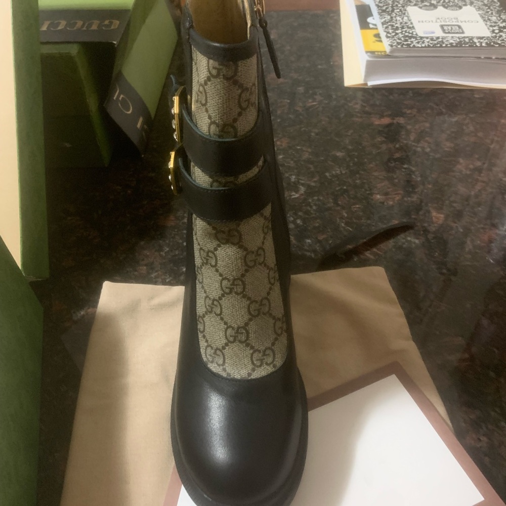 Gucci new, never worn come with box and bag